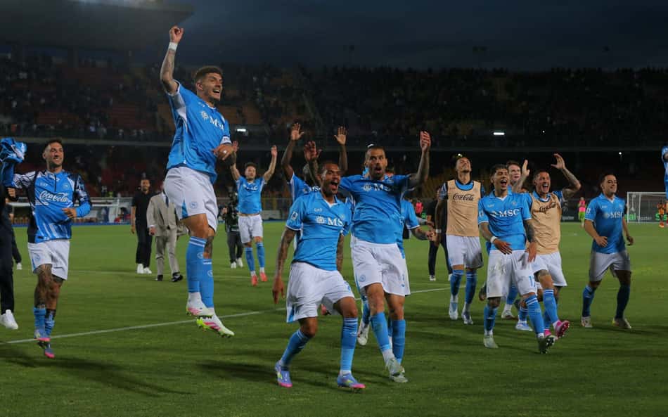 Napoli vence Lecce e fica próximo de conquistar o tetra no Campeonato Italiano