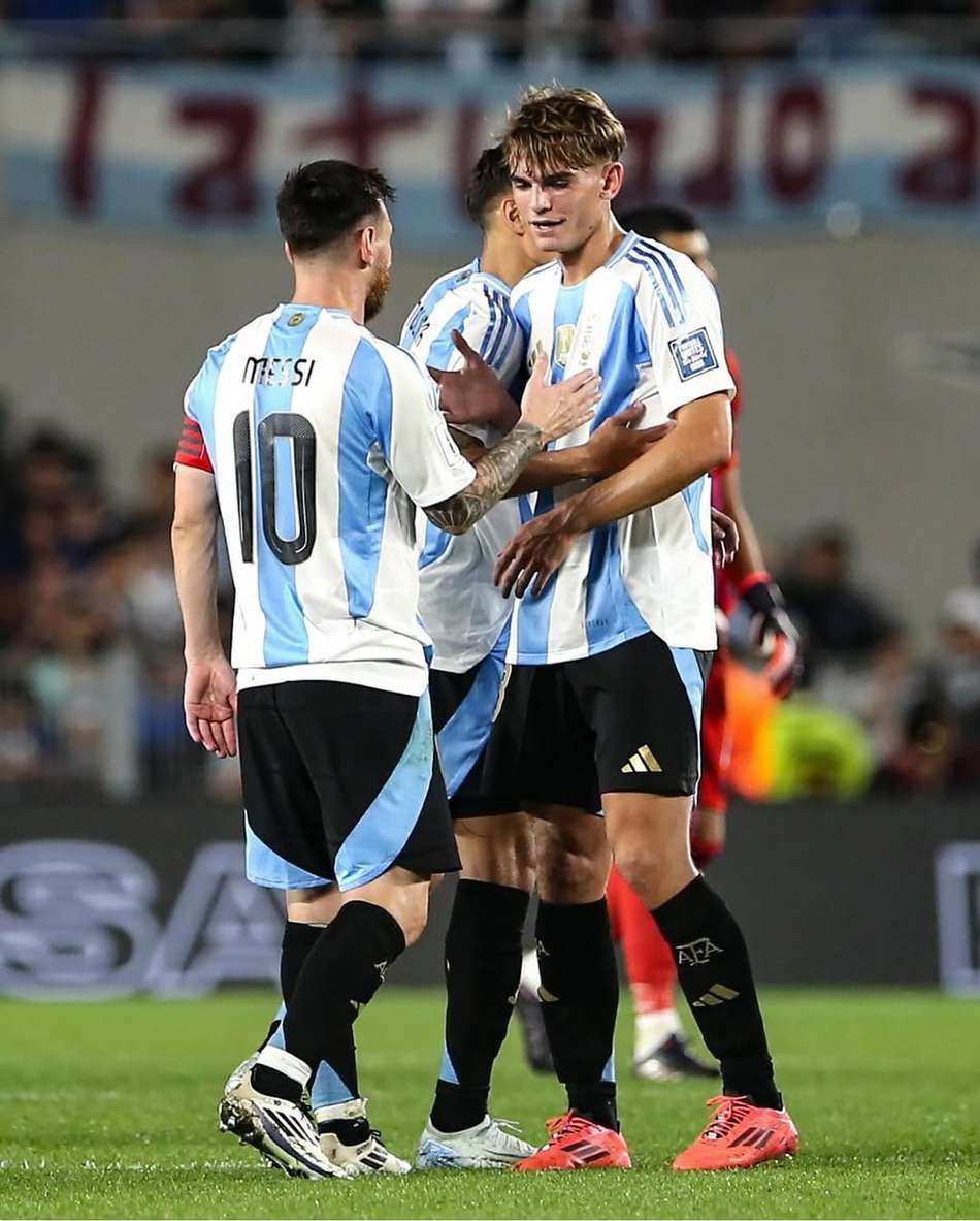 Nico Paz e Messi pela Argentina