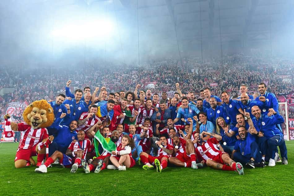 Olympiacos da Grécia comemorando título 