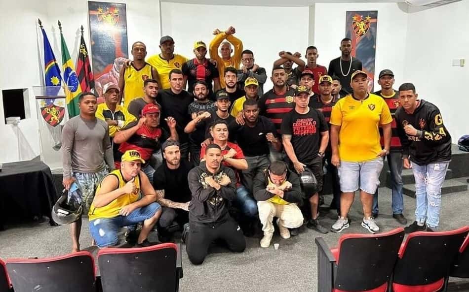 Organizadas do Sport vão à sede cobrar jogadores e diretoria pela lanterna da Série A