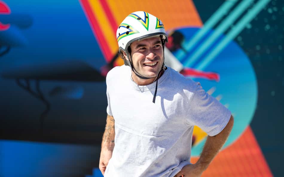 Skatista Pedro Barros estreia em campeonato de surfe
