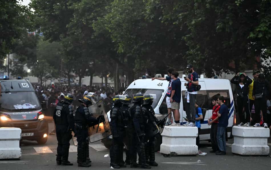 Polícia francesa entra em confronto com torcedores do PSG durante final da Champions