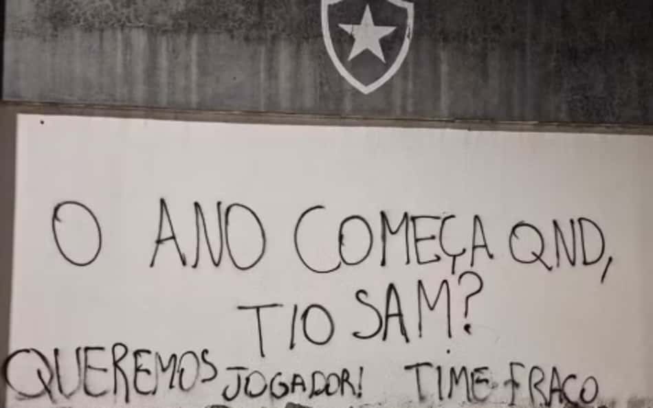 Torcedores do Botafogo picham muros do Nilton Santos com críticas a Textor e Renato Paiva