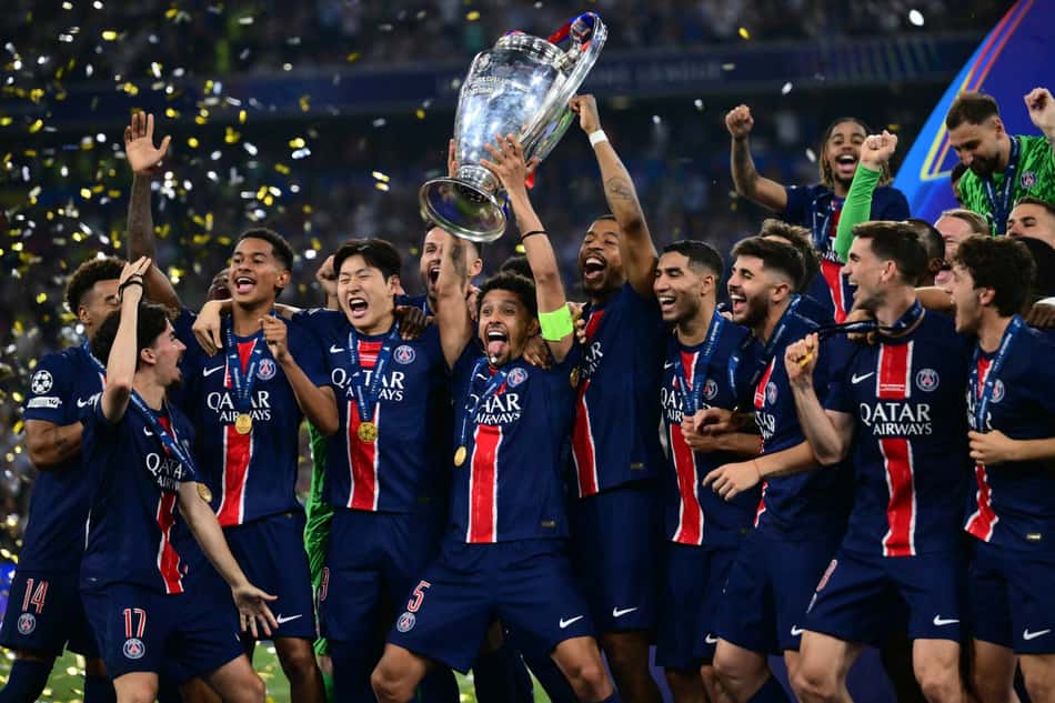 Marquinhos levanta a taça da Champions League pelo PSG