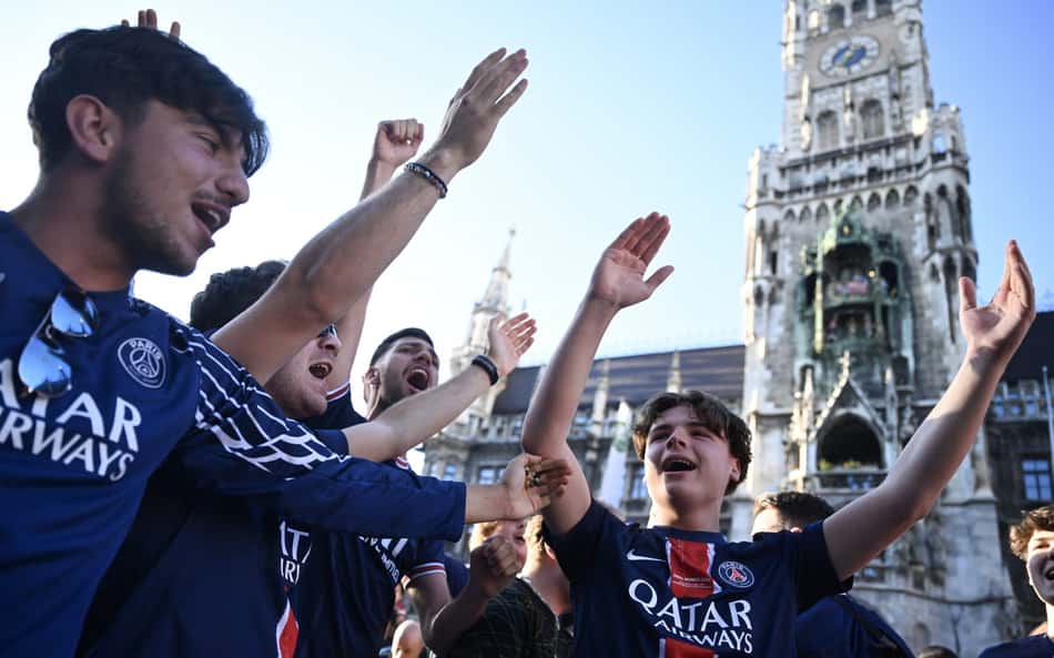 Tudo azul: torcedores de PSG e Inter colorem Munique; veja fotos