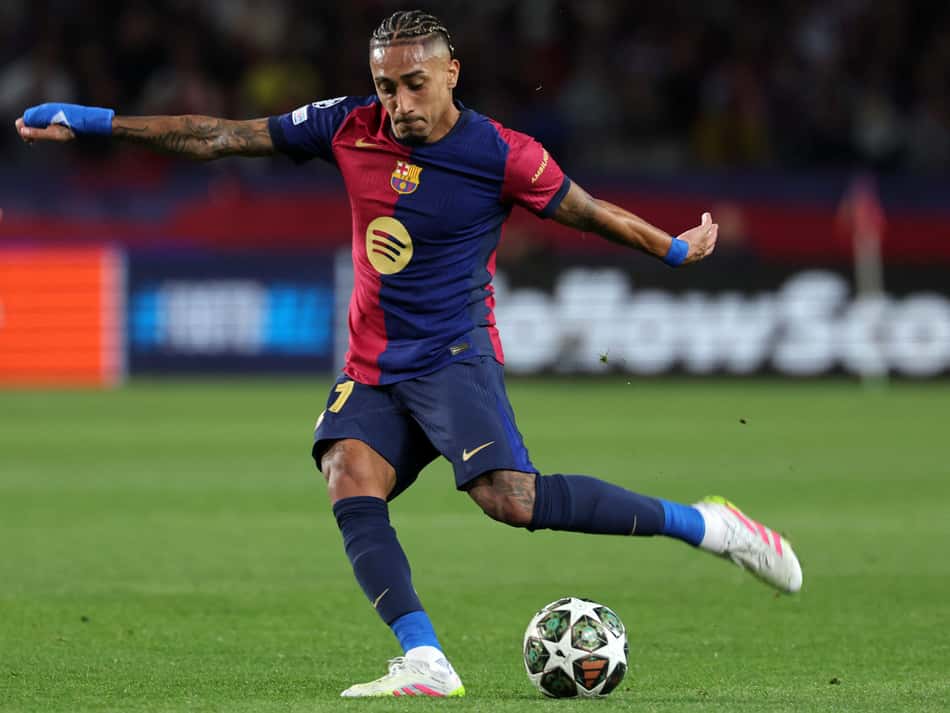 Raphinha em ação pelo Barcelona no duelo com a Inter de Milão, pela Champions (Foto: Lluis Gene / AFP)