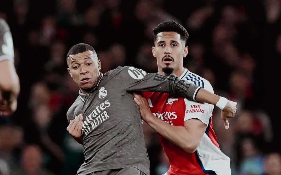 William Saliba e Kylian Mbappé em disputa de bola