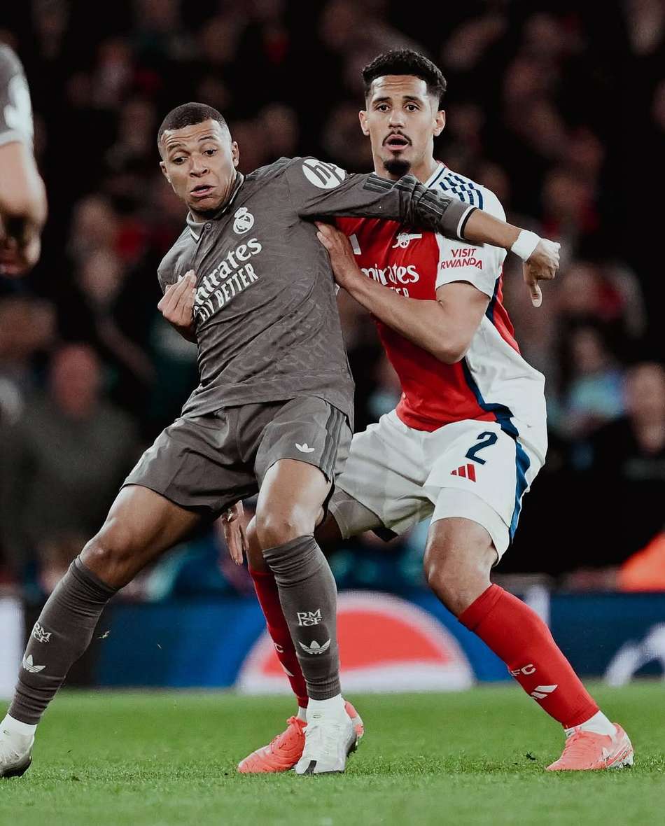 William Saliba e Kylian Mbappé em disputa de bola