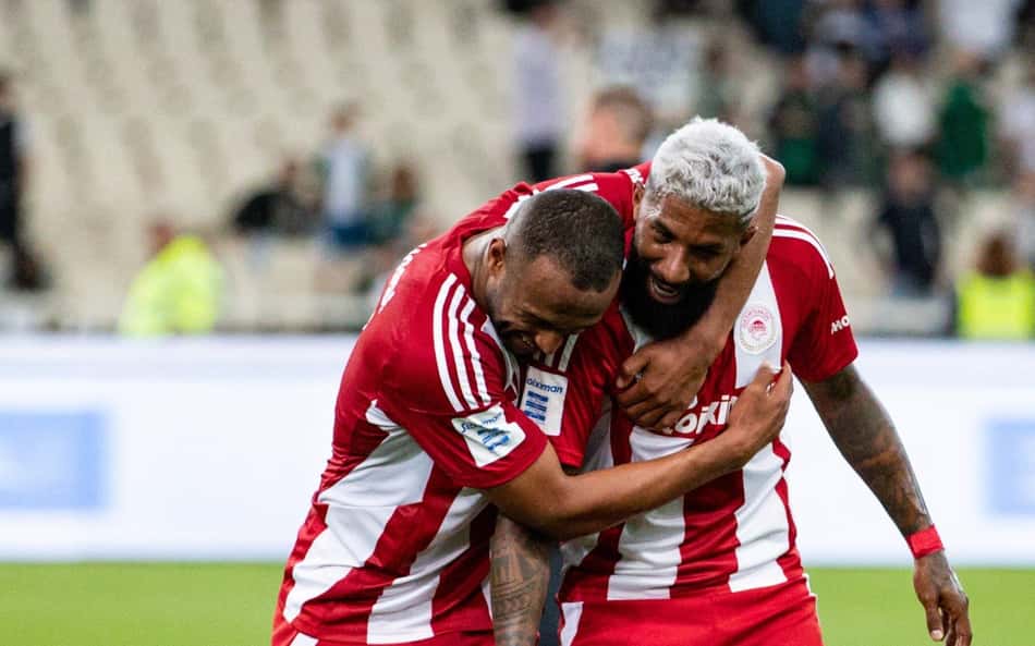 Rodinei comemorando gol pelo Olympiacos