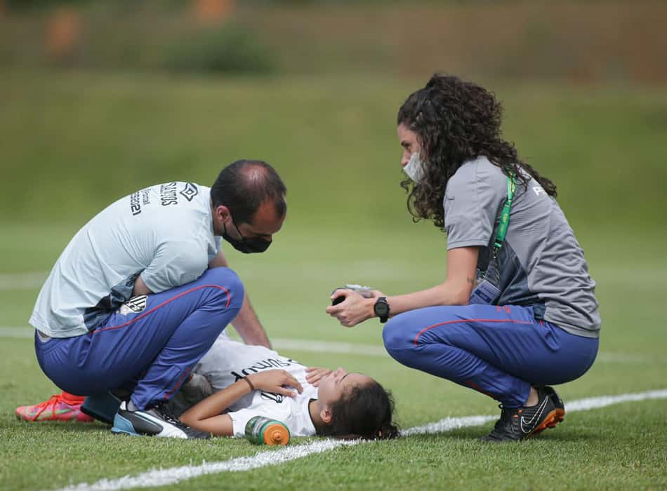 Jéssica Fernandes durante atendimento no Santos. (Foto: Santos/Divulgação)