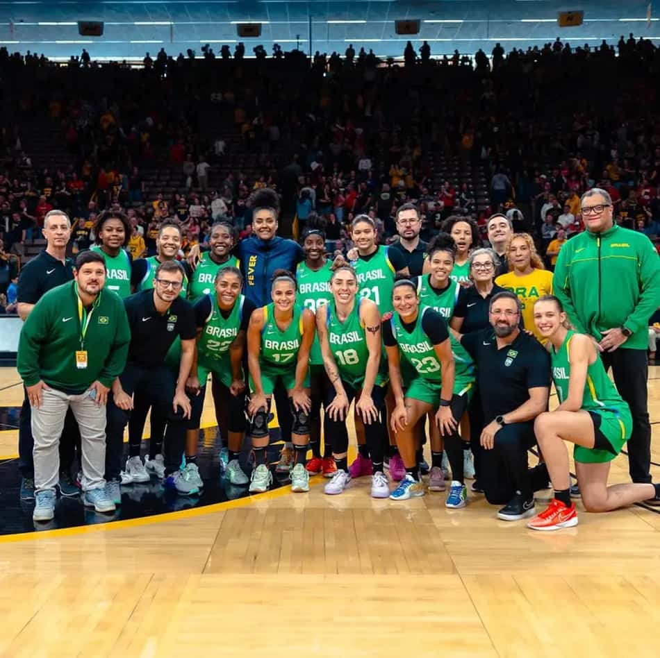 Seleção Brasileira de Basquete Feminino antes de jogo contra o Indiana Fever (Foto: Reprodução/CBB)