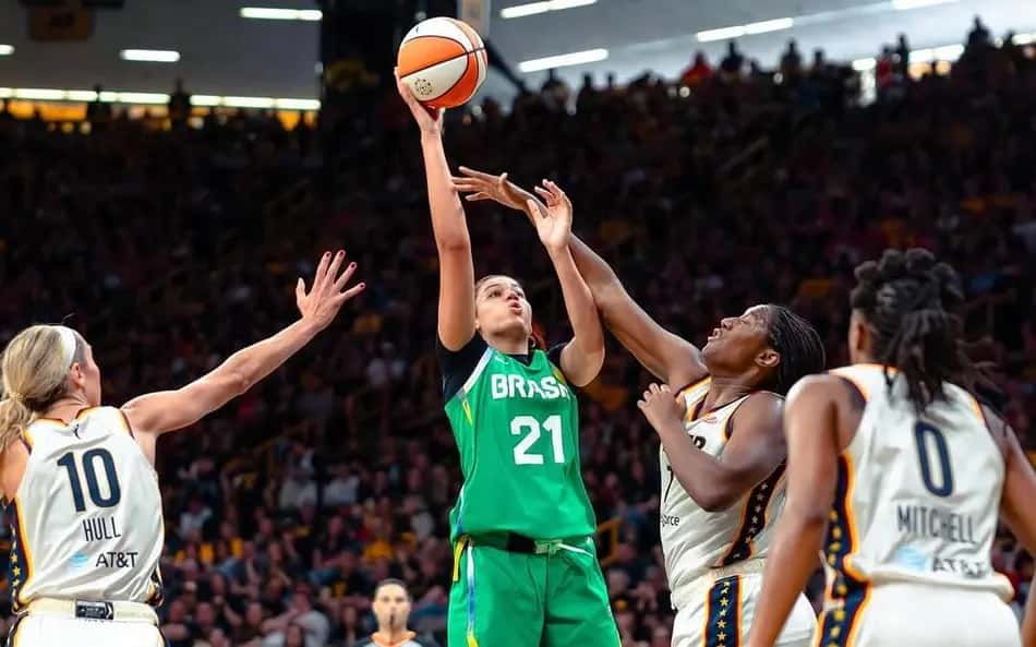 Manu Alves em ação pelo Brasil no confronto contra o Indiana Fever (Foto: Reprodução/CBB)