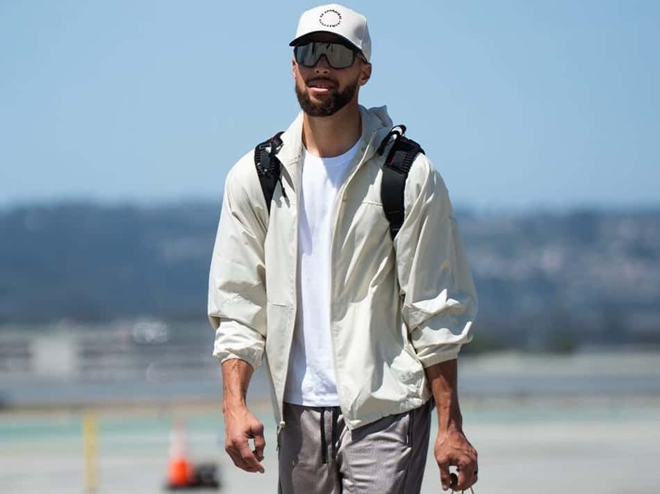 Foto de Curry com dedão inchado no aeroporto a caminho de Houston para enfrenter o Rockets nos playoffs da NBA 2024/25