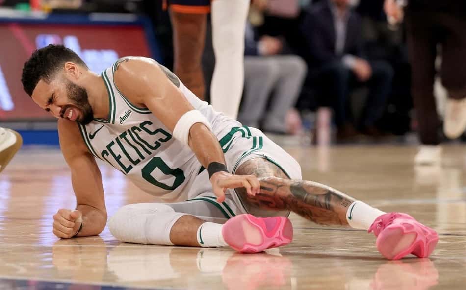 NBA: Jayson Tatum sai de cadeira de rodas após lesão; veja vídeo