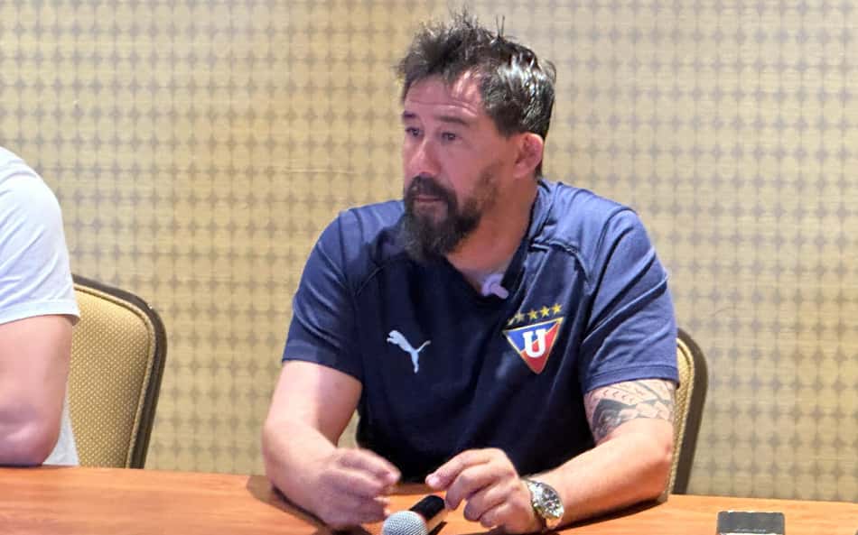 Técnico da LDU joga pressão no Flamengo na Libertadores: 'Obrigação de vencer'