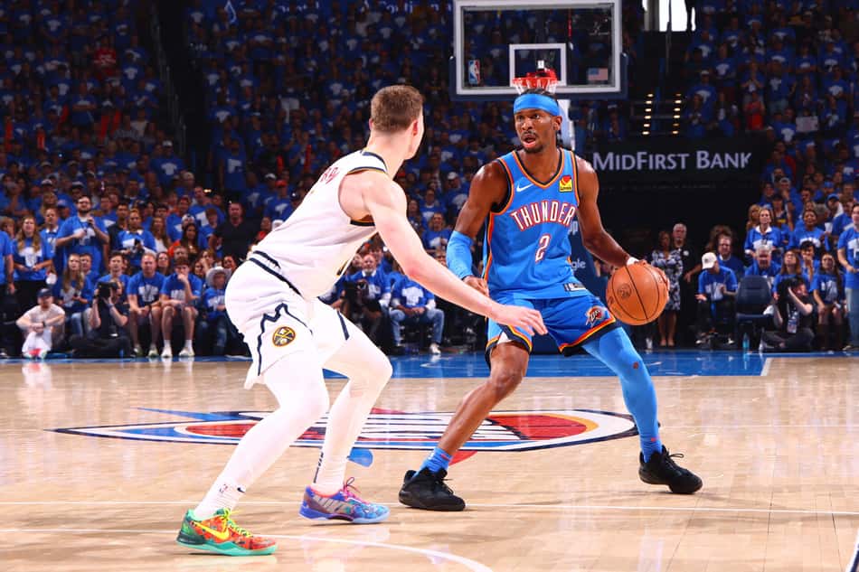 Shai Gilgeous-Alexander, do Thunder, em ação contra o Nuggets pelos playoffs da NBA (Foto: Zach Beeker/NBAE via Getty Images/AFP)