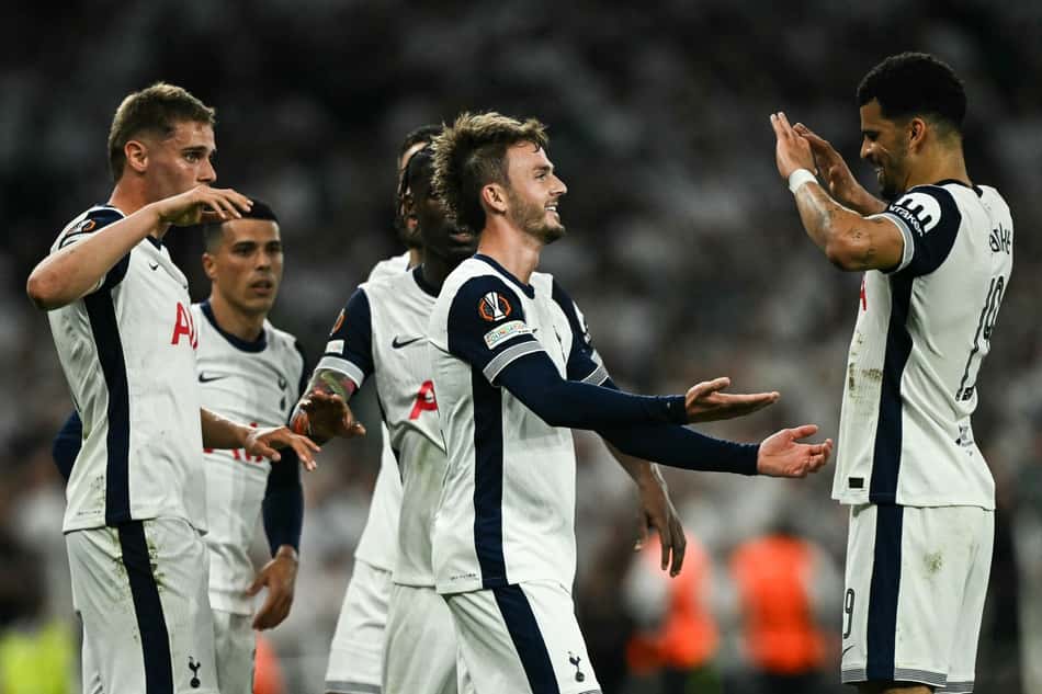Equipe do Tottenham comemora gol na semifinal da Europa League. (Foto: Ben STANSALL / AFP)