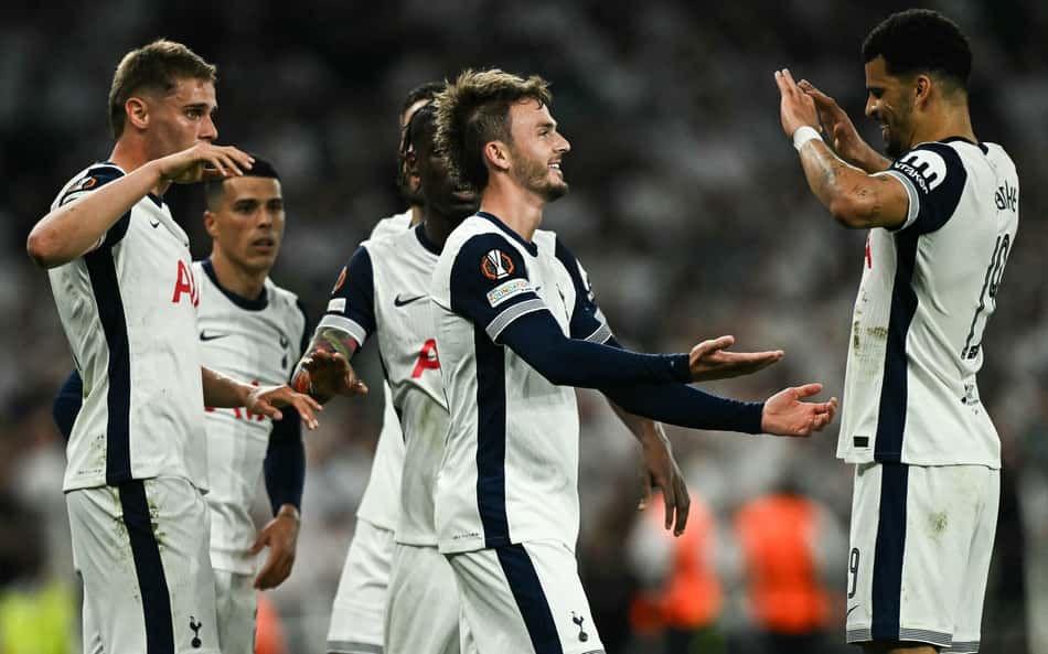 Com assistência de Richarlison, Tottenham põe um pé na final da Europa League com goleada