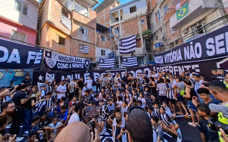 Botafogo leva a taça à favela e marca 1º gol do Mundial de Clubes