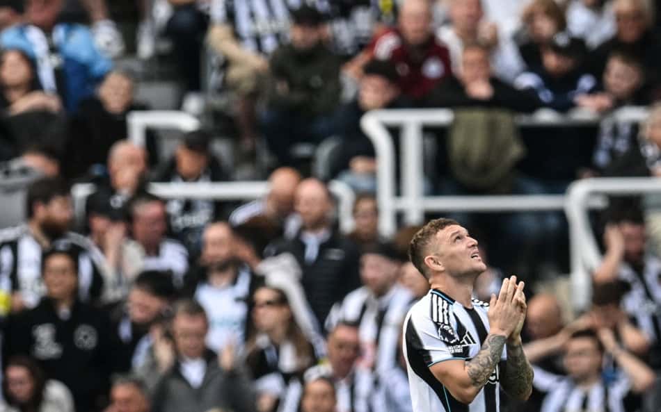 Premier League: Newcastle perde para o Everton com gol de ex-Flamengo, mas ganha ajuda e vai à Champions