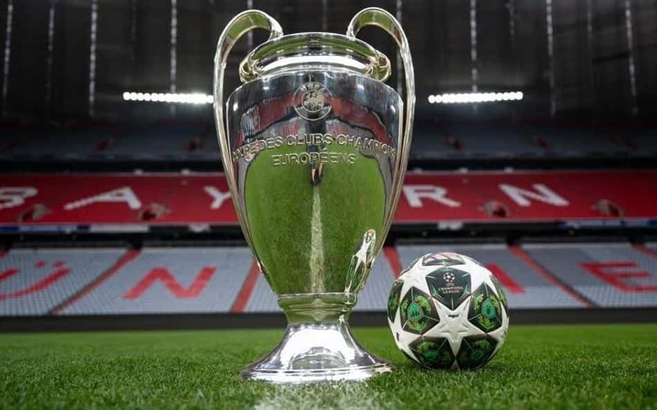 Troféu e bola da final da Champions League de 2024/25
