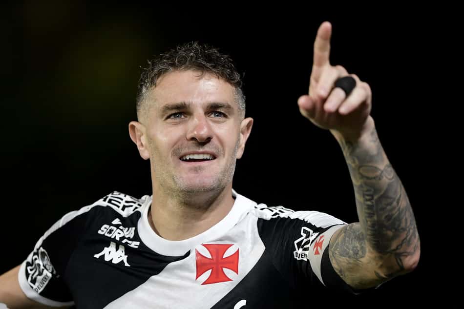 Vegetti comemora seu gol no jogo do Vasco contra o Fortaleza