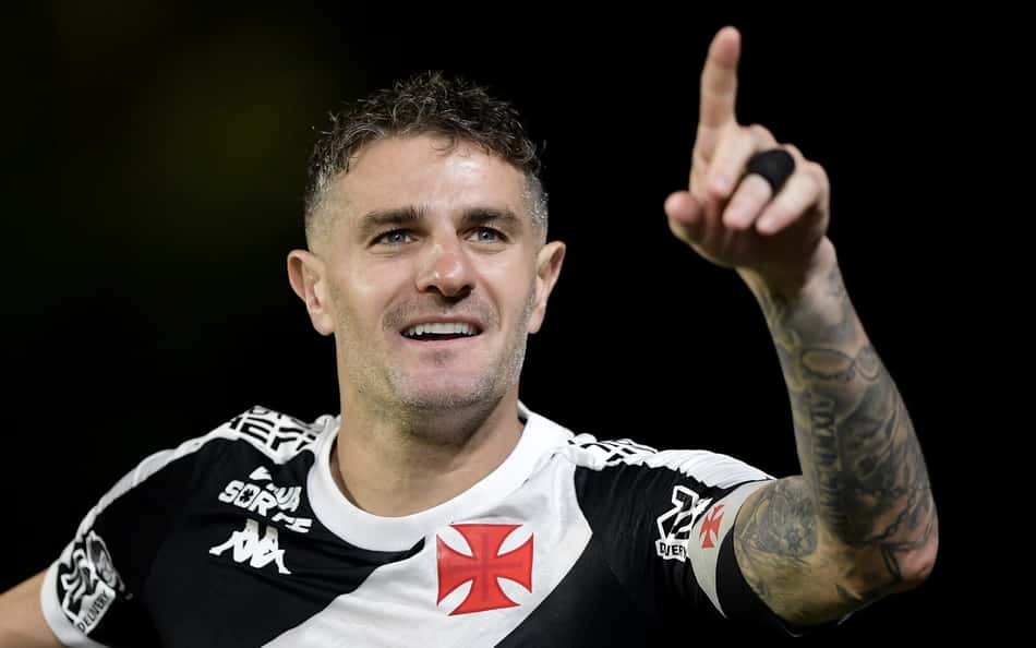 Vegetti comemora seu gol no jogo do Vasco contra o Fortaleza