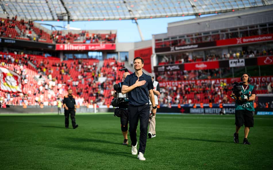 Alvo do Real Madrid, Xabi Alonso recebe homenagens em despedida do Leverkusen