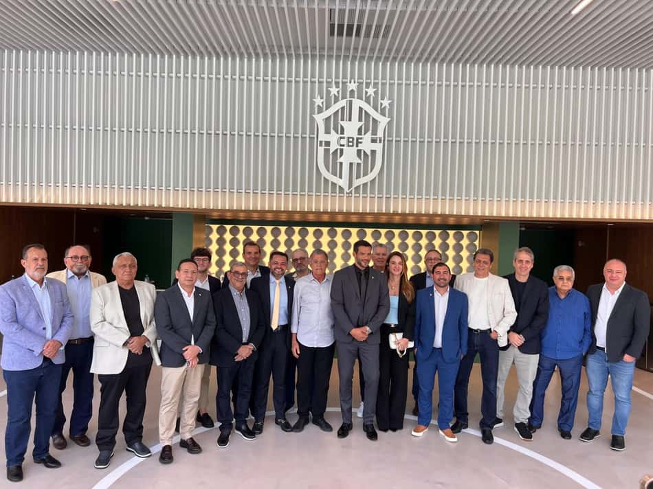 Samir Xaud, ao centro, ganhou apoio de 25 federações na eleição da CBF