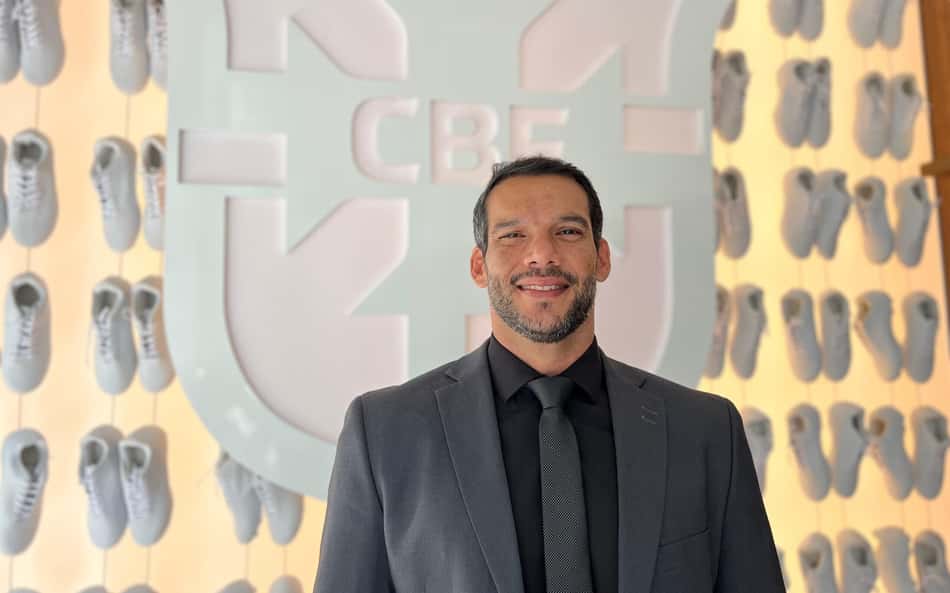 VÍDEO: Veja o momento que Samir Xaud vai à CBF firmar candidatura à presidência