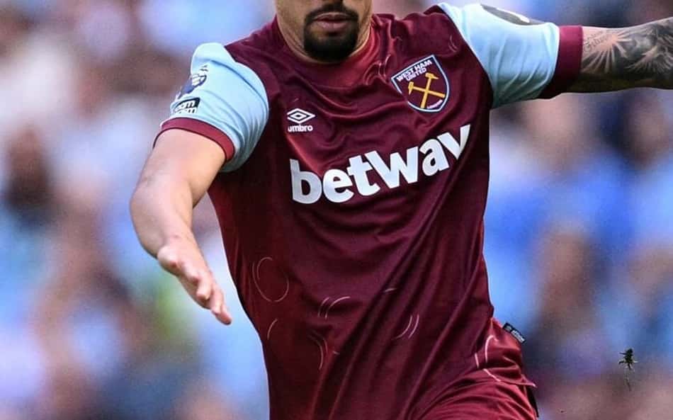 Clube da Premier League com jogador investigado fecha patrocínio com casa de apostas