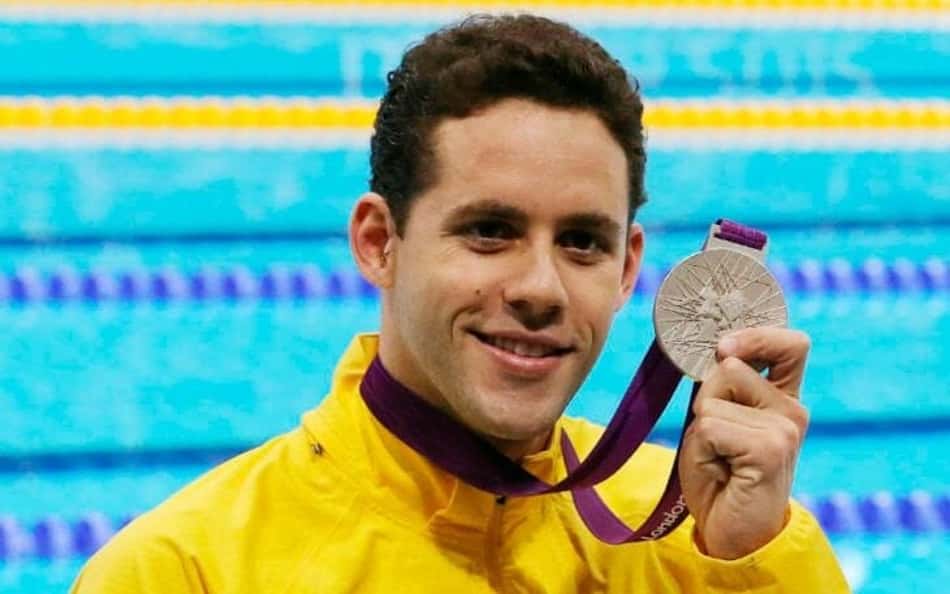 Medalhista olímpico dá aula de natação para 400 pessoas no Beach Park