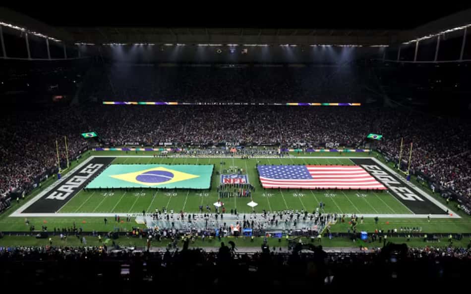 bandeiras do Brasil e estados unidos esticadas na Arena Corinthians, em São Paulo