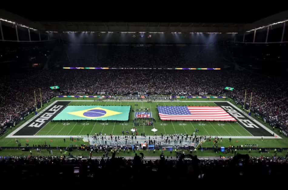 bandeiras do Brasil e estados unidos esticadas na Arena Corinthians, em São Paulo