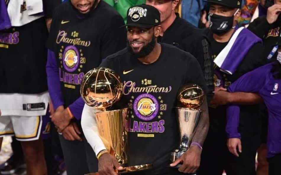Lebron James renova com Lakers e recebe aumento no salário