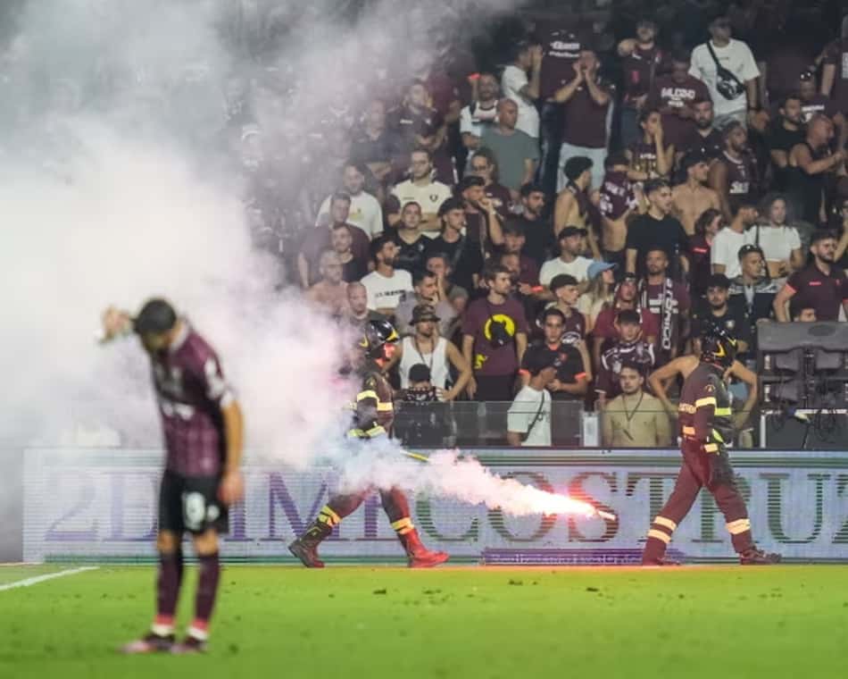 Protesto da torcida da Salernitana, onde arremessaram sinalizadores em campo, no jogo contra o Sampdoria. (Foto: Giuseppe Maffia/AFP)