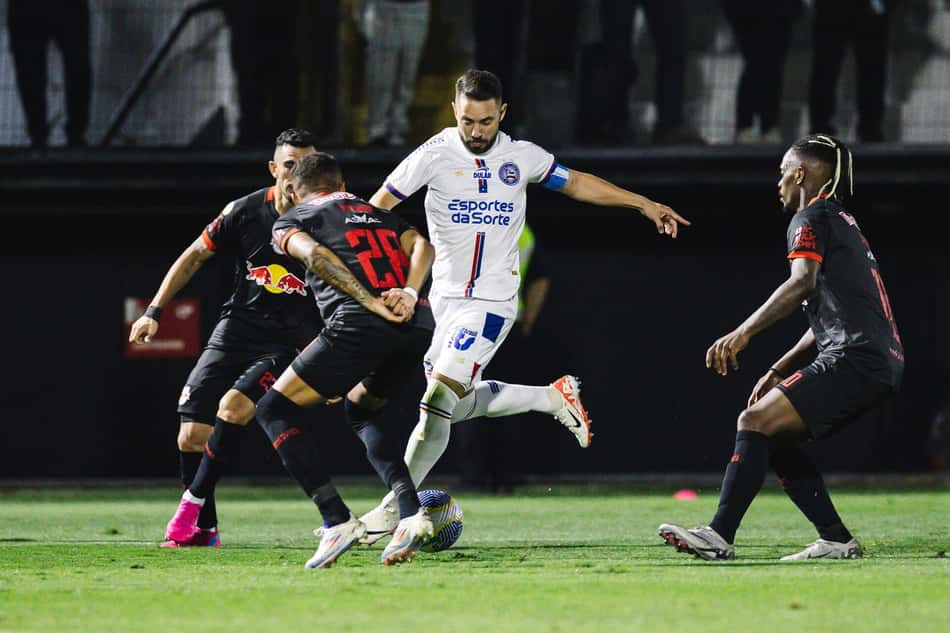 Everton Ribeiro encara jogadores do Bragantino (Foto: Letícia Martins / EC Bahia)