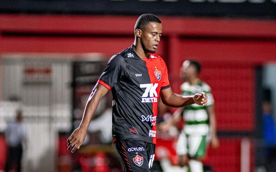 Vitória rescinde com o atacante Carlos Eduardo, que vai jogar no Mirassol