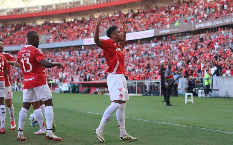 Permanência de zagueiro no Internacional em compasso de espera