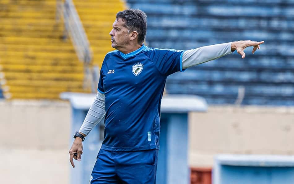 Lanterna da Série B paga multa e tira treinador de time da Série C