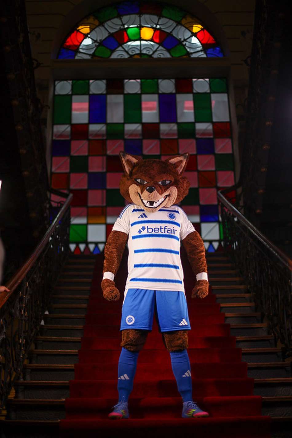 Raposão com a camisa branca do Cruzeiro versão 2025 (Foto: Divulgação Cruzeiro)