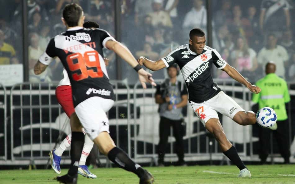 Rayan e Vegetti em ação pelo Vasco (Foto: Matheus Lima/Vasco)