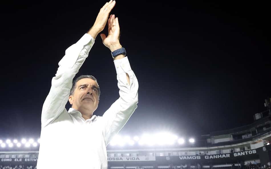 Renato Paiva cumprimentando torcedores do Botafogo na Vila Belmiro (Foto: Vítor Silva/Botafogo)