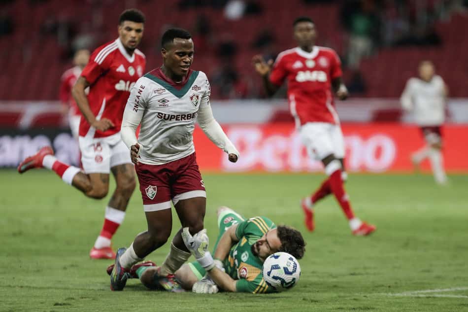 Anthoni, do Internacional. e Jhon Arias, do Fluminense