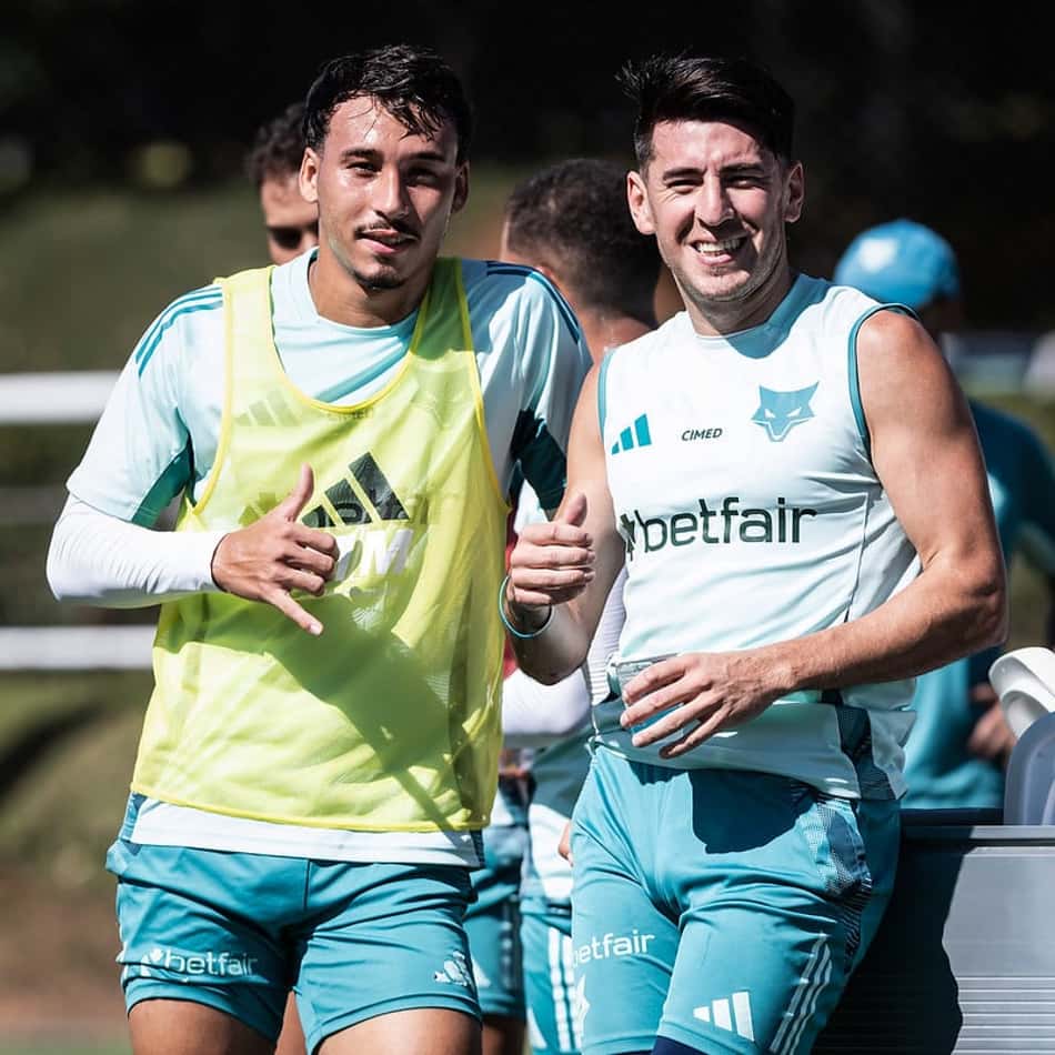 Volante Japa e zagueiro Villalba, do Cruzeiro, na Toca da Raposa (Foto: Gustavo Aleixo/Cruzeiro)
