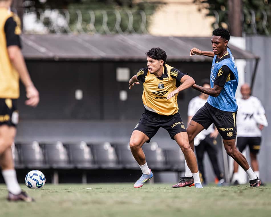 Luca Meireles é um dos jogadores das categorias de base que treinam com frequência com o elenco profissional no CT Rei Pelé. (Foto: Raul Baretta/ Santos FC)