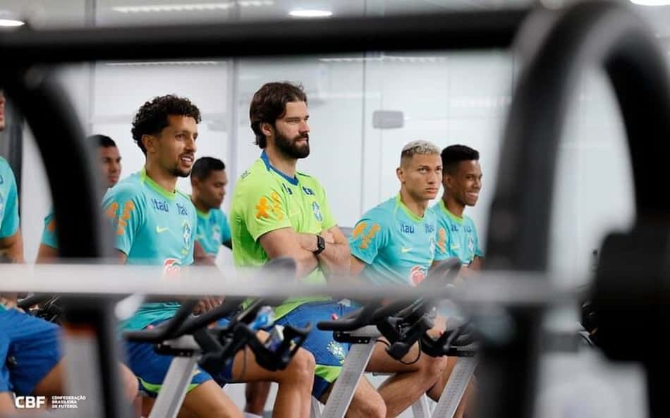 Alisson ressalta o poder da comunicação objetiva do técnico Carlo Ancelotti durante entrevista coletiva. (Foto: Rafael Ribeiro/ CBF)
