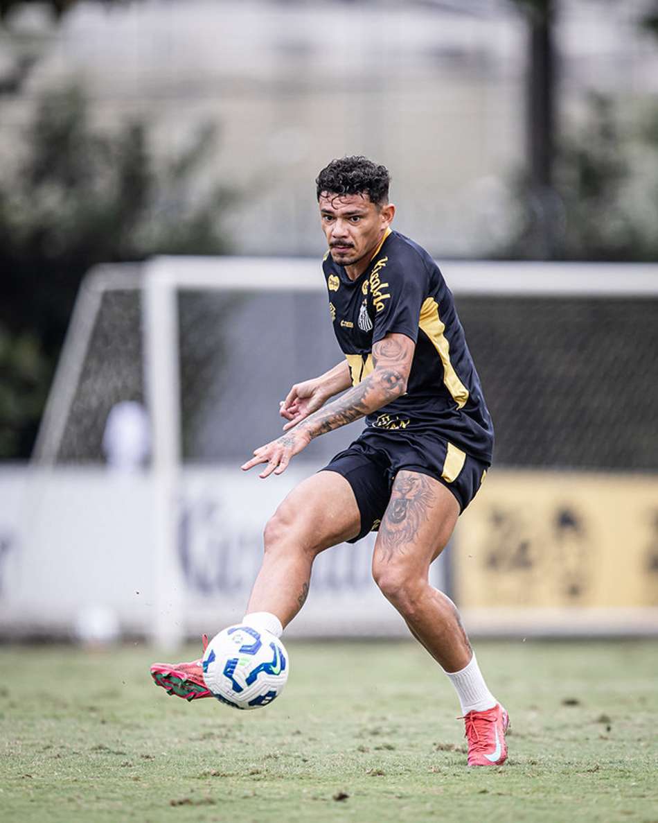 Tiquinho Soares marcou um dos gols da vitória do Santos diante da Portuguesa em jogo-treino, no CT Rei Pelé. (Foto: Raul Baretta/ Santos FC)
