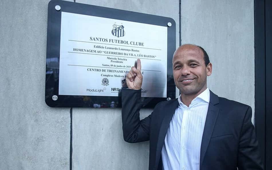 Ídolo do Santos, Léo Bastos celebra inauguração do novo CT da base e do time feminino