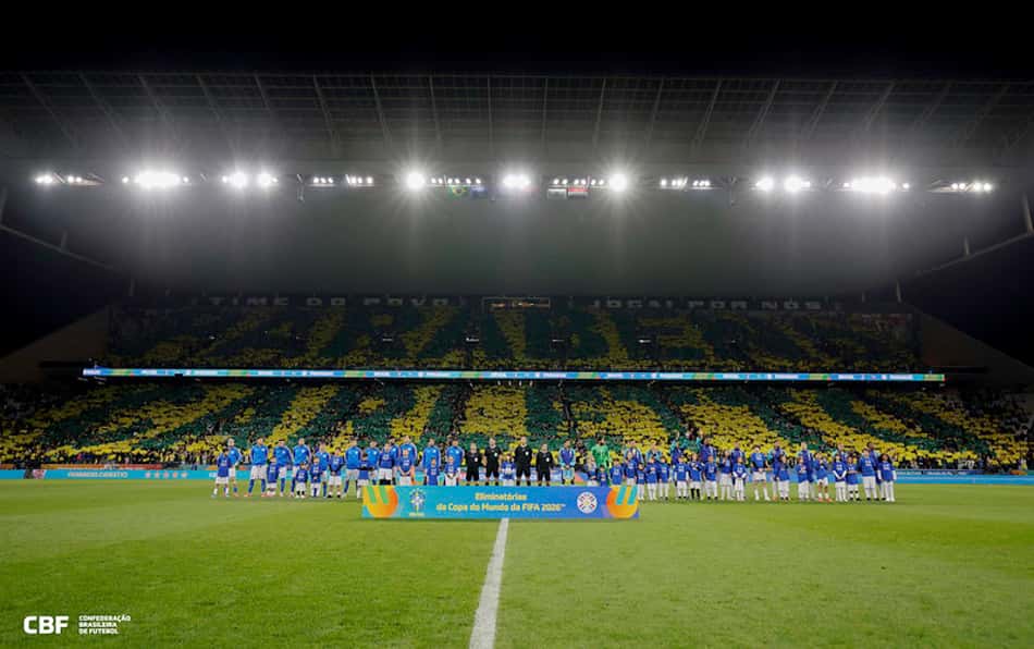 Torcida brasileira faz homenagem ao aniversário de 66 anos do técnico Carlo Ancelotti na Neo Química Arena. (Foto: Rafael Ribeiro/ CBF)